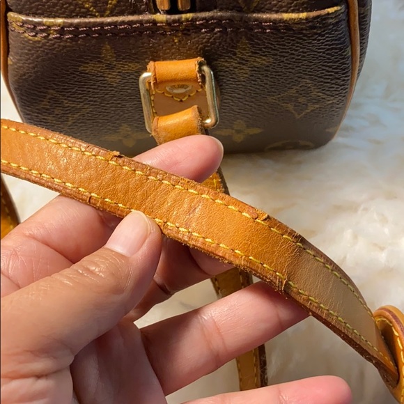 Authentic Louis Vuitton Blois,no peeling with cracking on vachetta strap only. - Picture 16 of 17